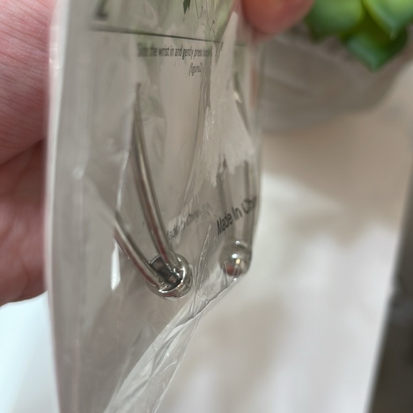 •NWT• RED VELVET BIJOUX // cuff bracelet // red agate stone // peace gemstone - Picture 10 of 10